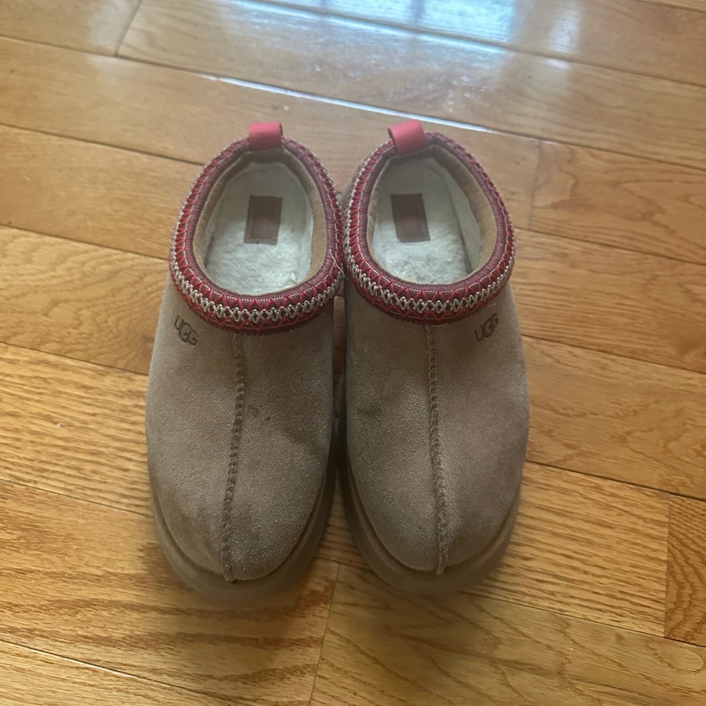 Ugg Women’s Taz’s suede slippers in chestnut size 8